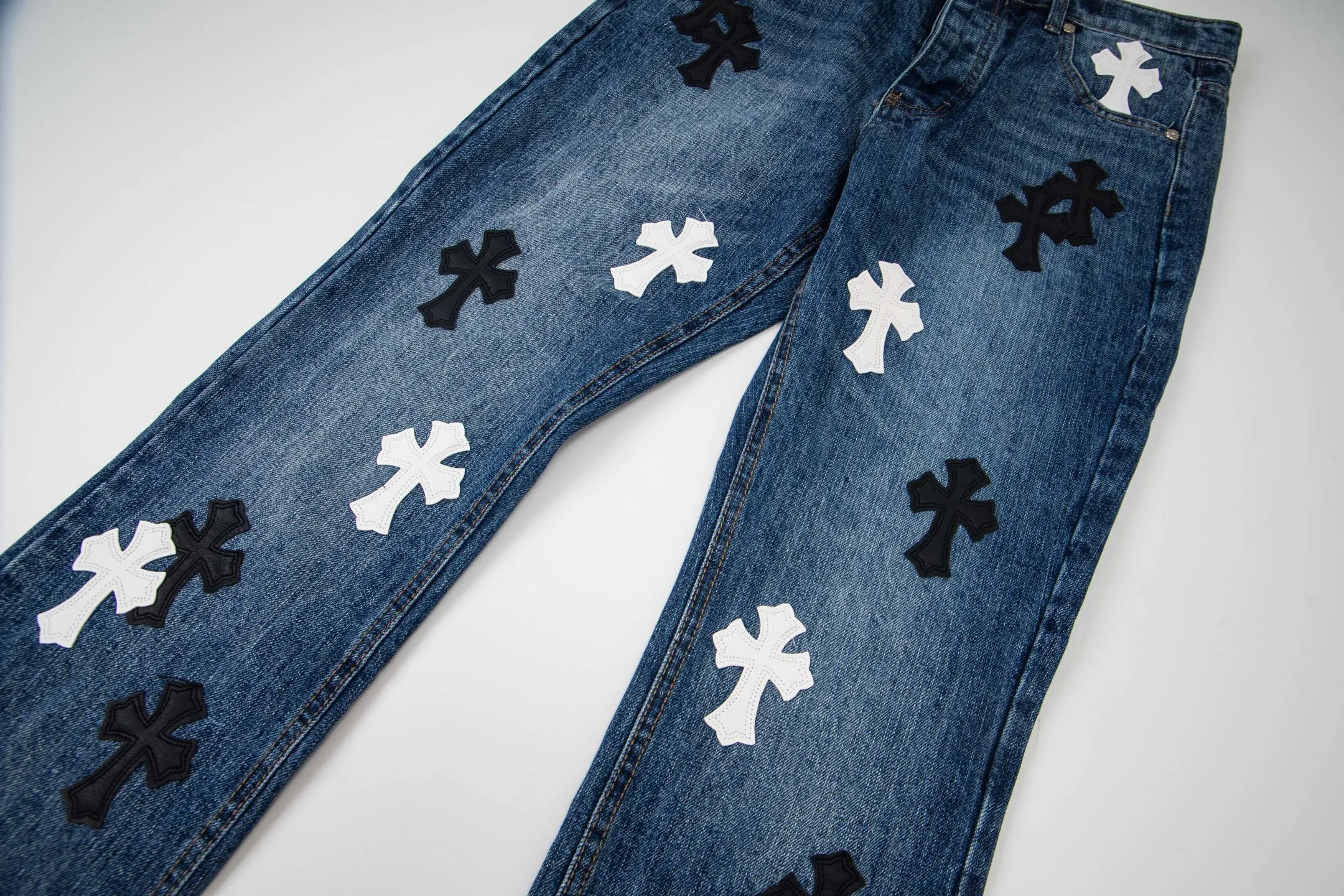 P270 💰 (Top version) Chrome Hearts blue pants, black and white multi-leather jeans, multi-leather standard workwear jeans, ch jeans, all need to be washed and then disassembled and hand-stitched with sheepskin cross leather and then spliced to complete. The whole process is too many to explain. About Chrome Hearts This is an extremely luxurious fashion brand that can also be called the aristocrat of the high street. It has always been an exclusive brand for some hipsters or the rich second generation. Compared with ordinary high streets, it is more luxurious and noble. Compared with luxury brands, it has a more fashionable personality. It has always been a brand that I have a special liking for. Color: blue Size: 28-30-32-34-36 (corresponding to S-M-L-XL-XXL)